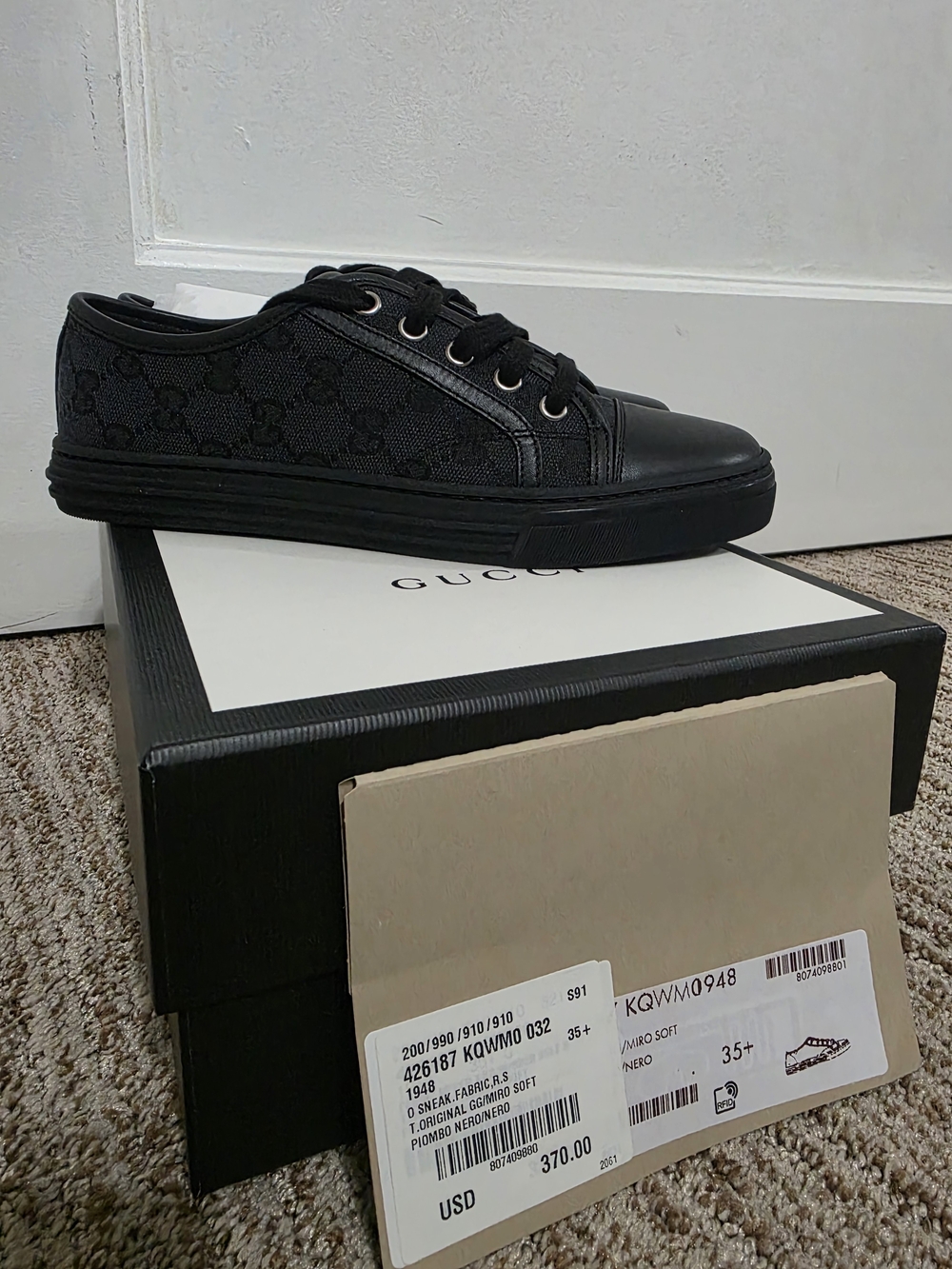 Gucci Women's Black Low-Top Signature Canvas Sneaker